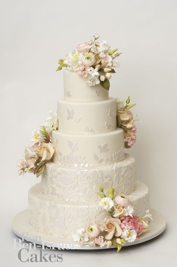 Wedding Cake Figurines on a Wedding Cake Stock Image - Image of asian,  dessert: 174434973