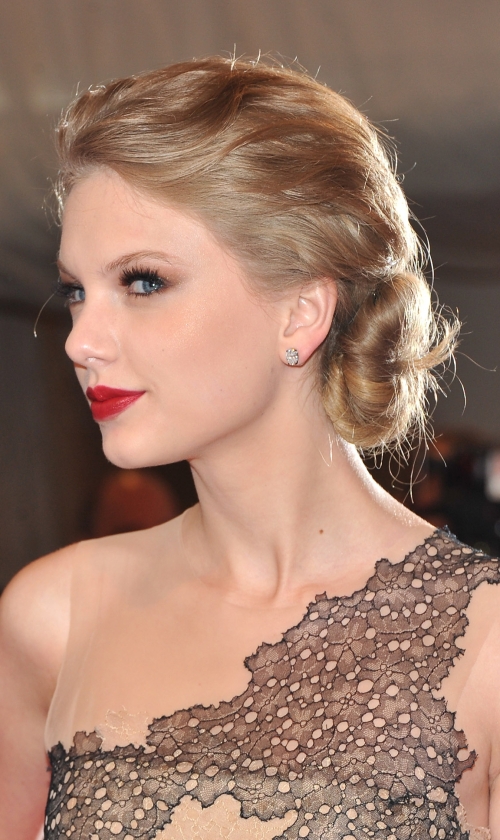 Taylor Swift stylish side bun for spring summer 2020