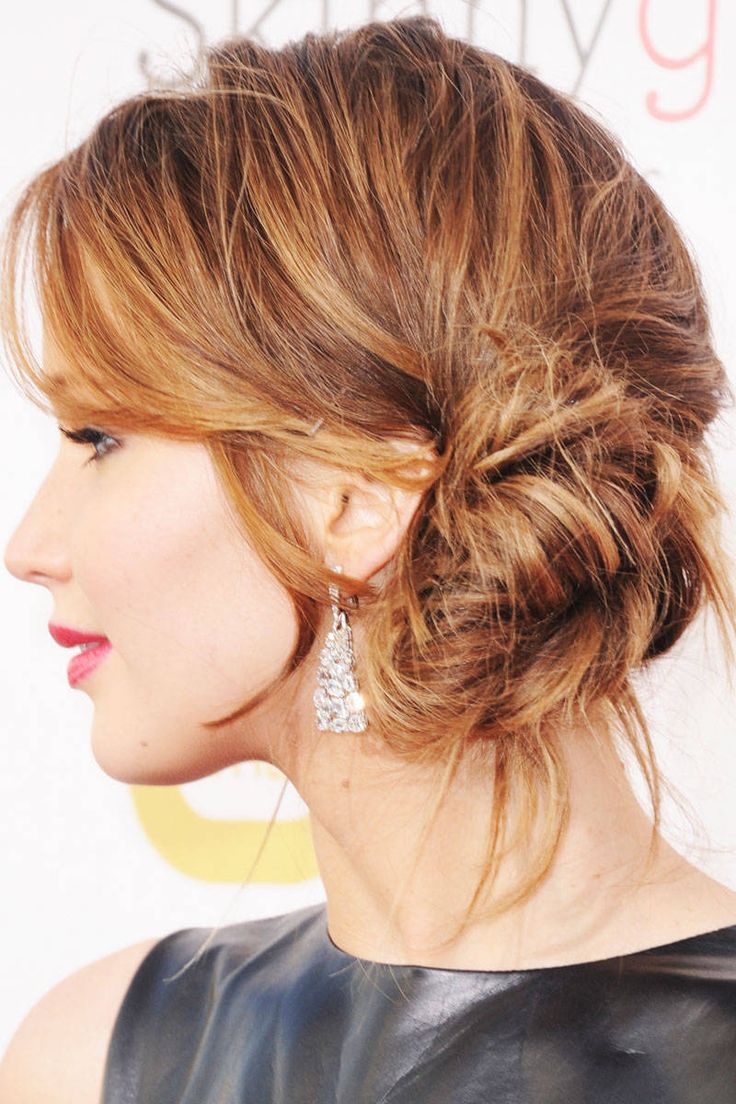 Jenifer Lawrence messy side bun for spring summer 2020