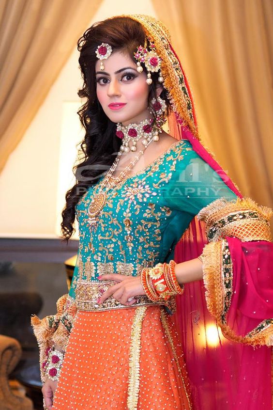 mehndi dresses for bride 2018