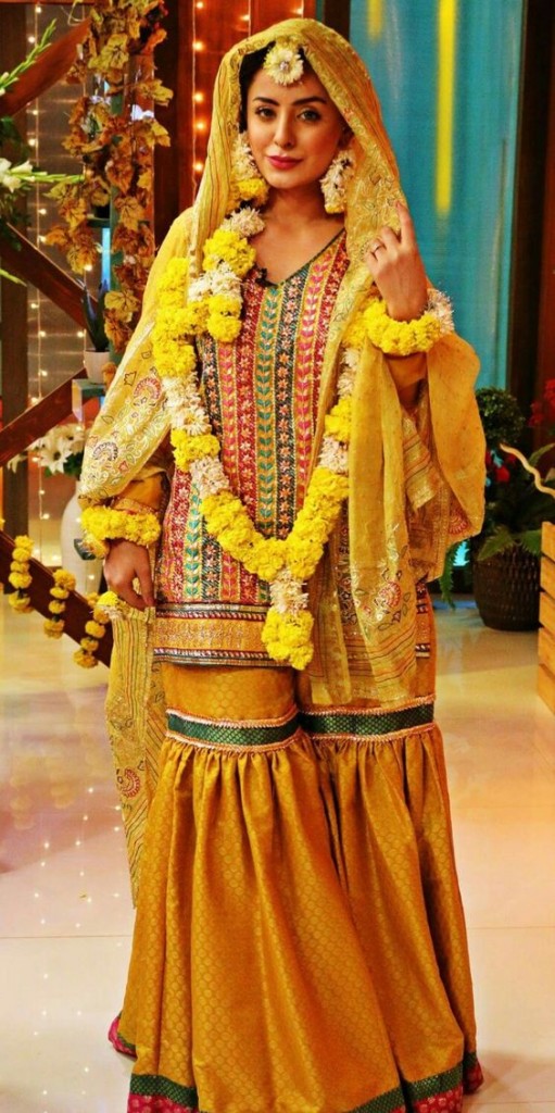 modern mehndi outfits for brides