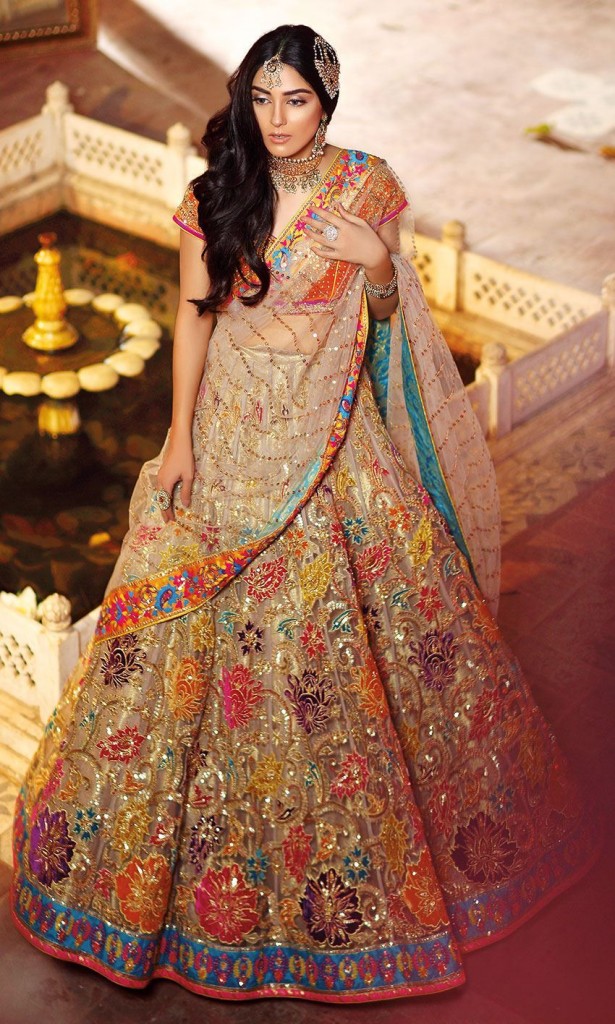 modern mehndi outfits for brides