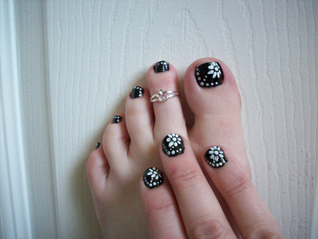 Floral Toe Nail Designs with Black Accents - wide 4