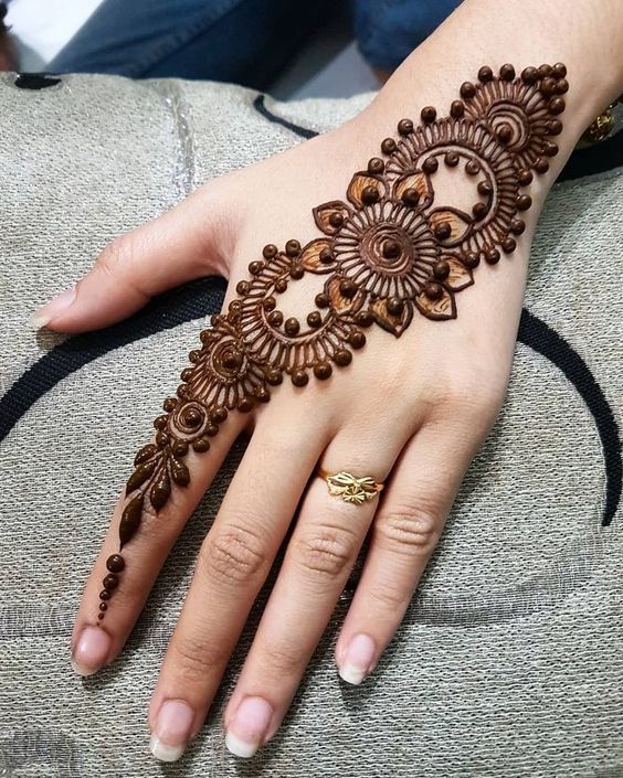 hand back mehndi style