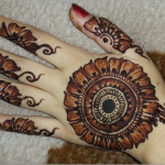 Gol tikki mehndi design